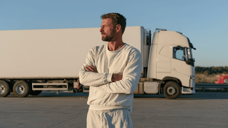 Europese chauffeur voor zijn vrachtwagen